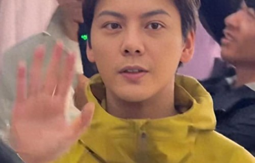 陈伟霆西安素颜生图，40岁胸肌健硕状态能打