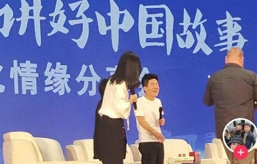 1处细节出圈！董宇辉回母校这场活动，最出圈的居然不是他自己！