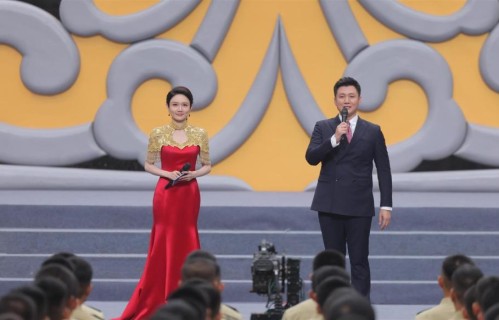 龙洋惊艳亮相八一晚会！那一抹耀眼中国红端庄大方，太美了！