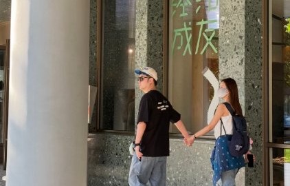 陈赫张子萱阿那亚牵手，十年婚姻终大方秀恩爱