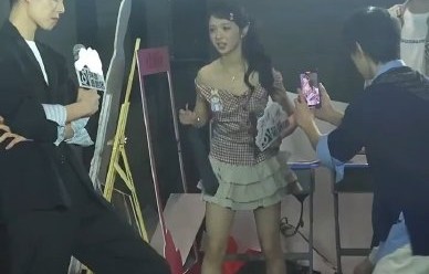 《天才女友》全员跳“正太扭腰”的现场视频在哪里可以看？