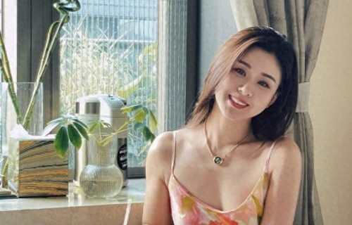 李小萌的“水蜜桃”身材藏不住，穿印花吊带连衣裙，凹凸感太出众 