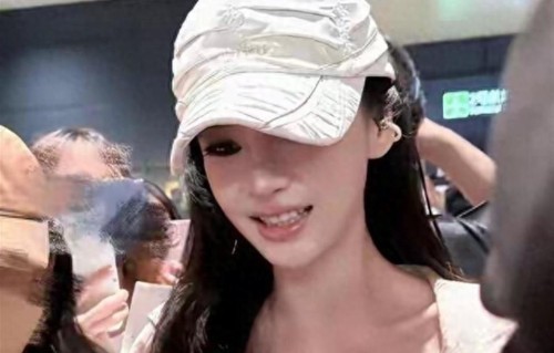上海偶遇杨颖带娃散步，盆骨宽大屁股圆润，小海绵留狼尾像爸爸！