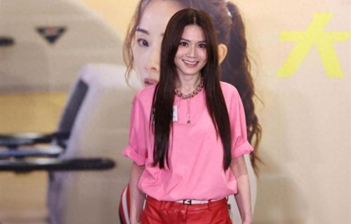 周秀娜被李家诚提告后首露脸，粉衣红裤满面笑容，拒回应官司风波