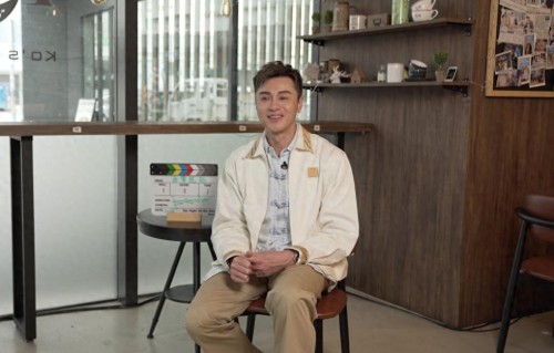 黄浩然自曝在TVB拍戏日睡四小时，连续十年如此，靠抽烟吃药扛住 