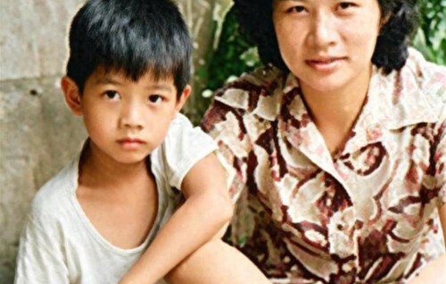 70年代，郭富城和他的母亲卓顺女士，一张温馨的合影，母子情深