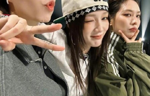 王霏霏和孟佳作为帮唱嘉宾，是如何与曾沛慈团队进行排练和合作的？