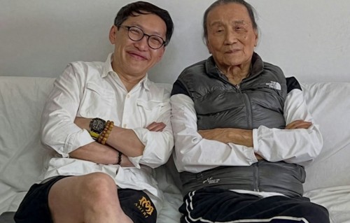 谢贤晚年居家照曝光，不戴墨镜样子和蔼慈祥，亲友轮流来豪宅探望