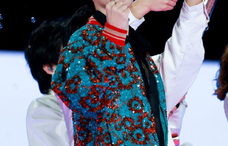 王俊凯为什么要在领奖时举起手机和台下蓝海合影？