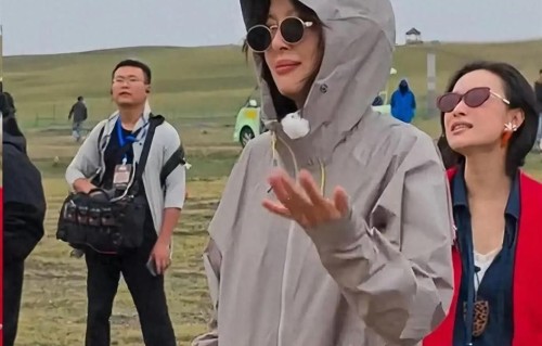 新疆偶遇明星！高叶双下巴抢镜，辛芷蕾手扣西瓜，李宇春高挑受宠