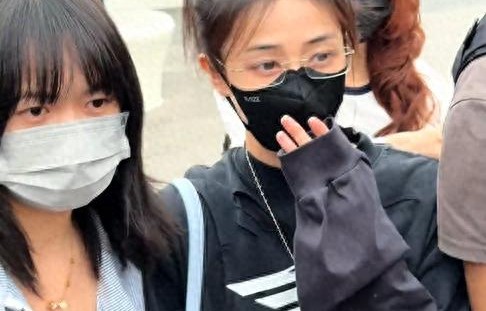 白鹿风波后首现身，穿短裙在大街上兴奋跳舞，状态未受影响 
