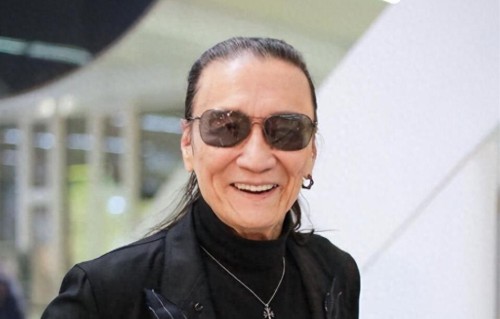 原来谢贤最疼爱的不是狄波拉，也不是甄珍，而是已经有俩儿子的她