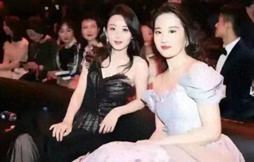 同龄赵丽颖刘亦菲罕见同框，两人气质出众颜值出众