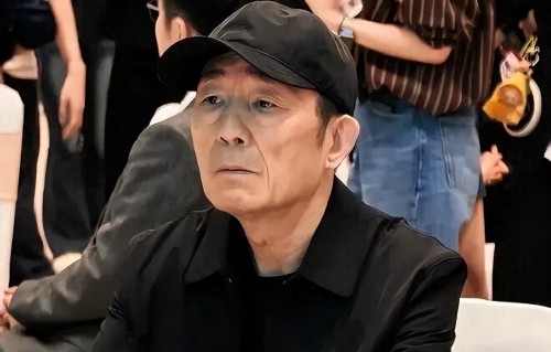 张艺谋晚年危机：身体暴瘦、风波不断，小31岁娇妻悄悄取消认证 