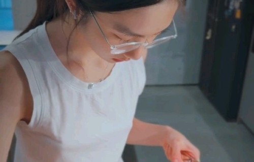 孙莉晒家庭Vlog，黄多多下厨制作芒果糯米饭，黄磊胡萝卜鼻子造型出镜