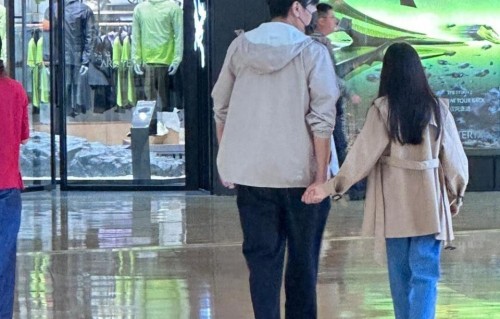 网友逛街偶遇秦昊，以为牵手的是伊能静，没想到是女儿米粒