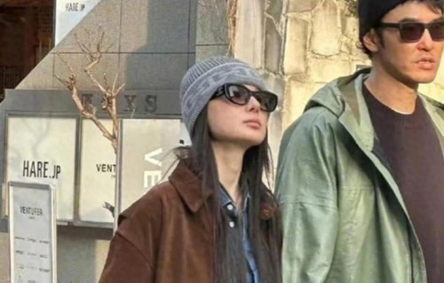 阮经天新恋情曝光：小20岁白富美，街头十指紧扣，这次真的不一样 