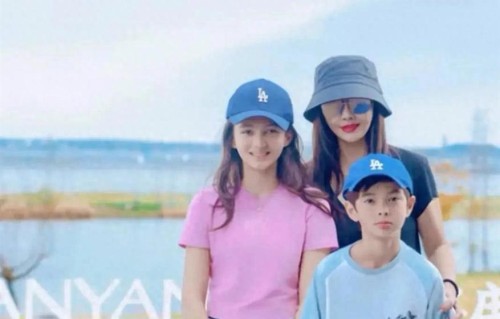 马雅舒晒与儿女合照，49岁看着像30，米雅姐弟颜值碾压一众星二代