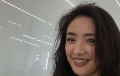 林依晨经历过脑部手术后，对健康和事业的态度有何转变？