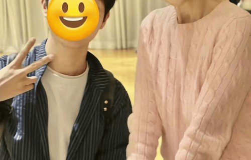 81岁潘迎紫近照曝光，大红唇全妆身姿挺拔，和小50岁粉丝合影像同龄