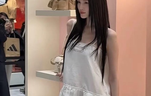 何穗穿Prada惊艳亮相，白到发光似灯泡，网友：这哪像是刚当妈的人