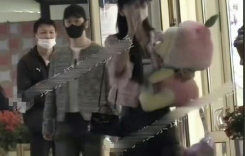 Angelababy和黄晓明是否仍然一起陪伴孩子参加活动？