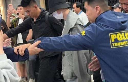 王俊凯中餐厅杀青回国,机场人气火爆,工作人员组人墙护送