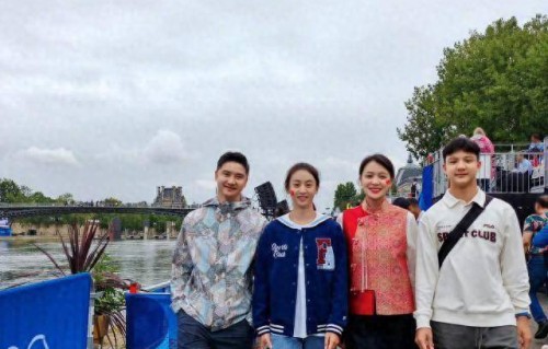 叶一茜女儿现身浪姐，穿吊带短裙身材纤长，妈妈陪护不再偏心