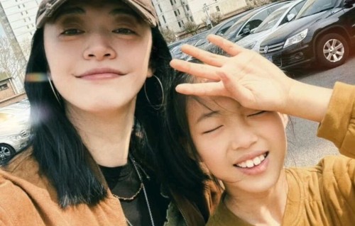 姚晨离婚两周后首晒女儿！9岁半小茉莉近照惊艳，高挑身材相貌清秀