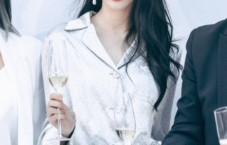 傅菁的可爱性格如何影响了她的公众形象和粉丝关系？