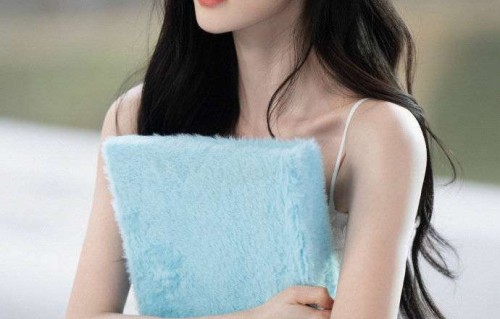 鞠婧祎怼脸黑长直生图再封神线下剧宣萌态圈粉无数