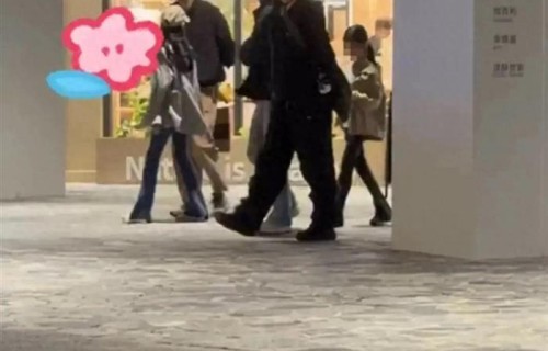 朱亚文一家四口逛乐园，和沈佳妮穿得比路人还朴素，俩女儿都好瘦