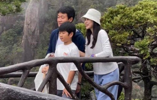佟大为关悦带小儿子出游，10岁佟俊言个子好高，模样长得很像爸爸|明星|娱乐圈|夫妻|渔夫帽|结婚