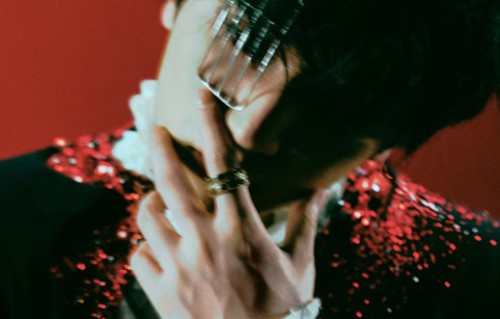 大众和乐评人对严浩翔金属眼罩造型的具体评价是怎样的？