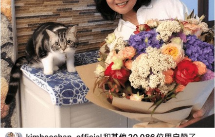 阿Sa蔡卓妍妈妈罕见曝光！和女儿长相太神似，怀抱大捧鲜花像少女