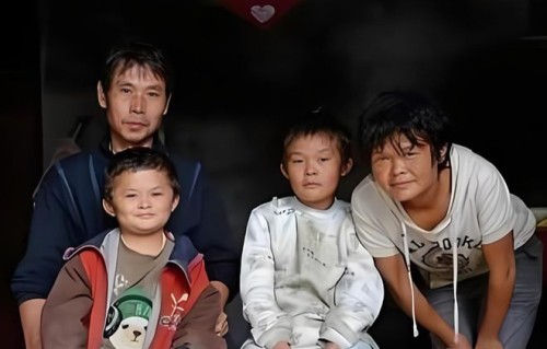 “小马云”哥哥范小勇被释放后首次公开露面，唯唯诺诺像变了个人|范小勤|表哥|家族|走红|黄新龙