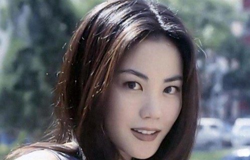 窦靖童镜头前喊妈救命，李嫣独自跑乡下做公益，王菲咋养的闺女