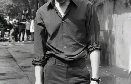 井柏然是否还有其他类似江寒声一样具有反差感的角色作品？|明星作品讨论|井柏然高冷|高冷禁欲系|角色反差感|背后抱名场面