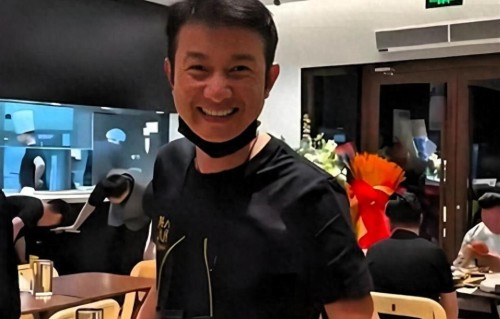 上海一家小面馆偶遇文章亲自端盘、在弯腰打恭招呼客人，怎么回事