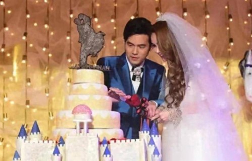 31岁昆凌:3岁被亲妈丢下,自爆患婚前恐惧症,婚后被宠成公主