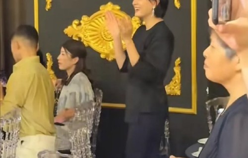 孙俪陪女儿跳拉丁舞赛，听到邓超歌即兴起舞