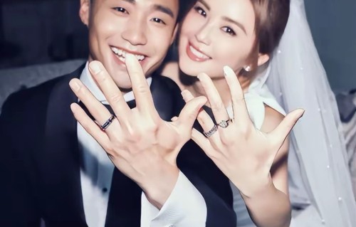 阿Sa婚后现身排练，穿露脐T戴婚戒超幸福，阿娇送54万礼物真大方