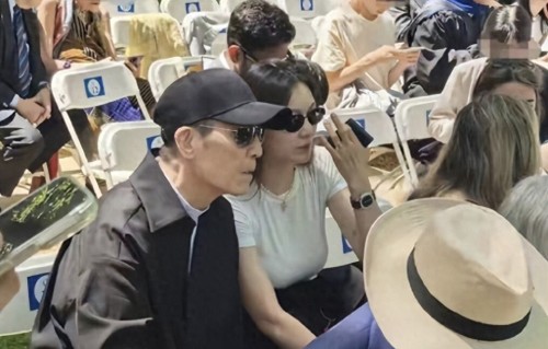 央媒发文，张艺谋新身份曝光，全家移民传闻满天飞，真相到底如何