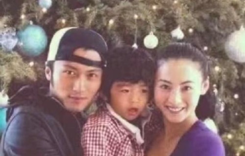 张柏芝大儿子紧急回国送别爷爷，真相感人