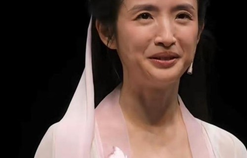 43岁林依晨参演暗恋桃花源话剧，颜值变化挺大的，变得憔悴了好多