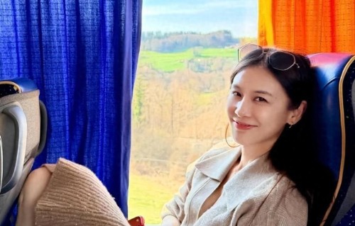 离婚1年，黄圣依最新近况曝光：在瑞士留学，和此前状态差距太大