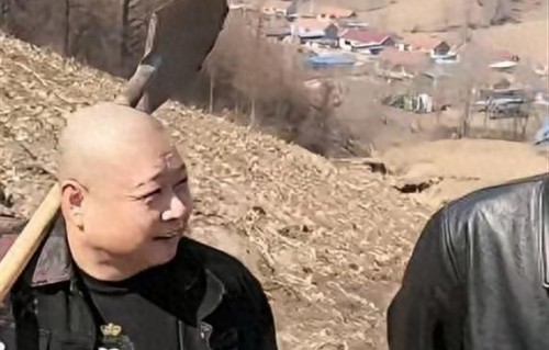 小沈阳回乡祭祖，老房子被哥哥卖了，他帮还80多万债