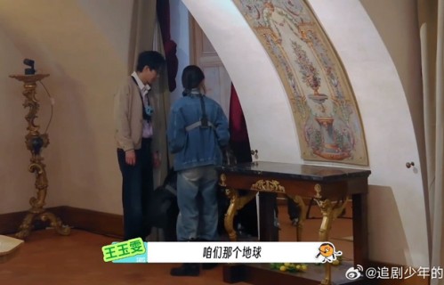 孙红雷五旬老人躲窗帘后拼豆