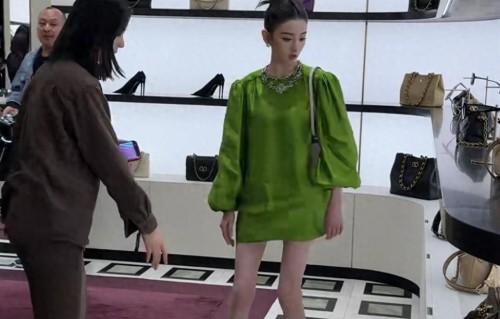 宋祖儿波浪卷配大红裙，看起来像小孩偷穿大人衣服，真的太违和了