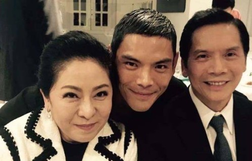 向太陈岚真是一个奇女子，混迹娱乐圈几十年，捧红了无数大牌明星